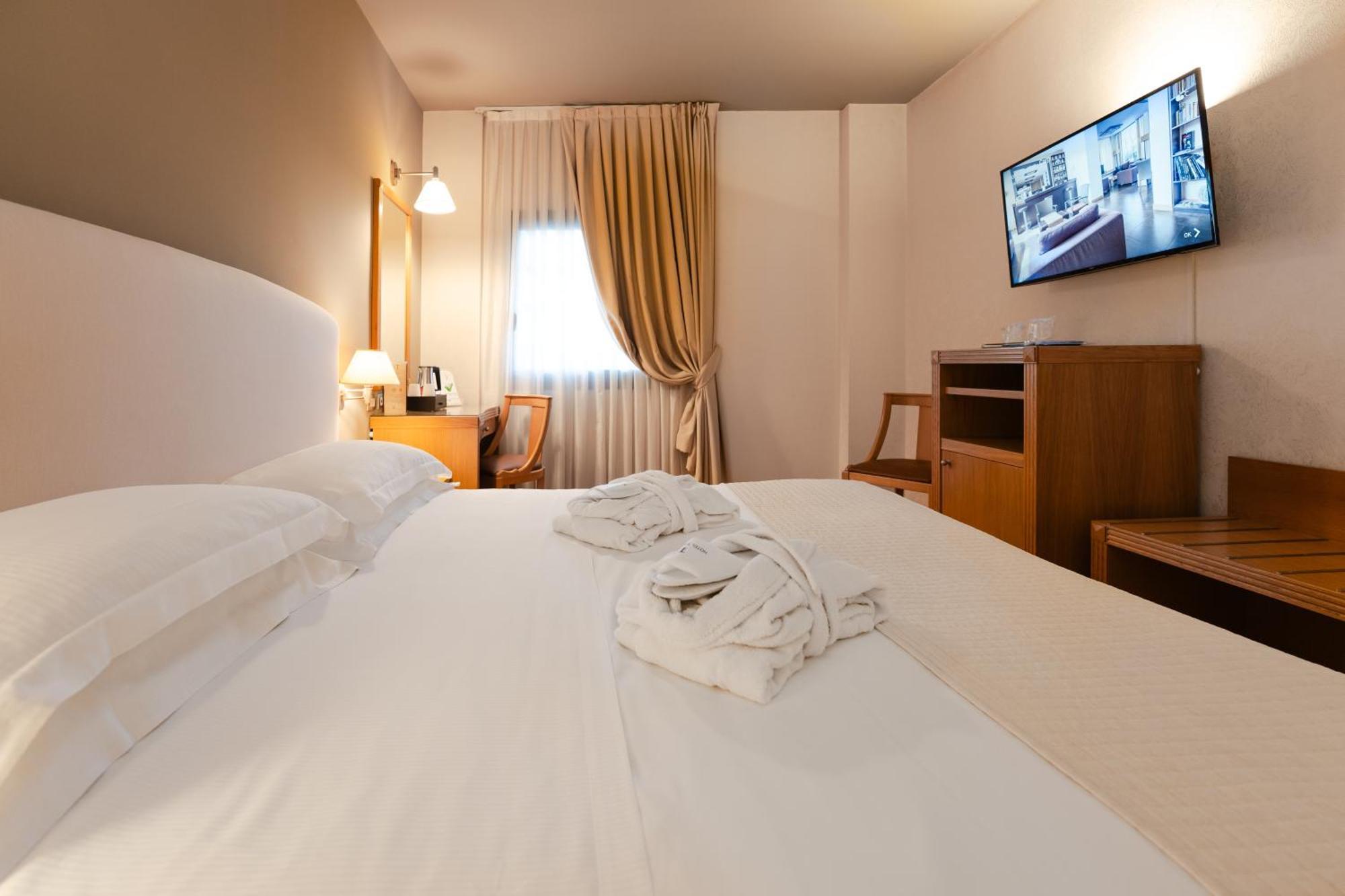 Hotel Touring Κάρπι Εξωτερικό φωτογραφία