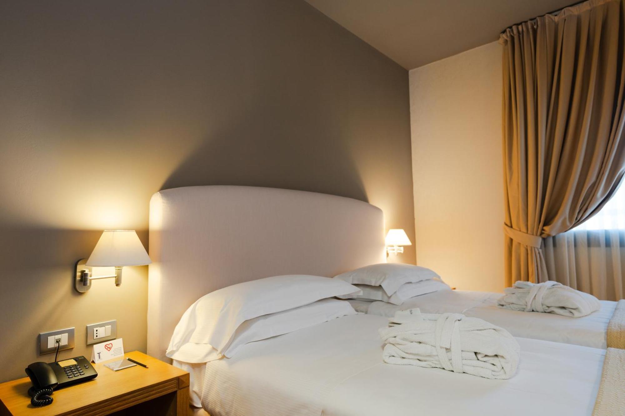 Hotel Touring Κάρπι Εξωτερικό φωτογραφία