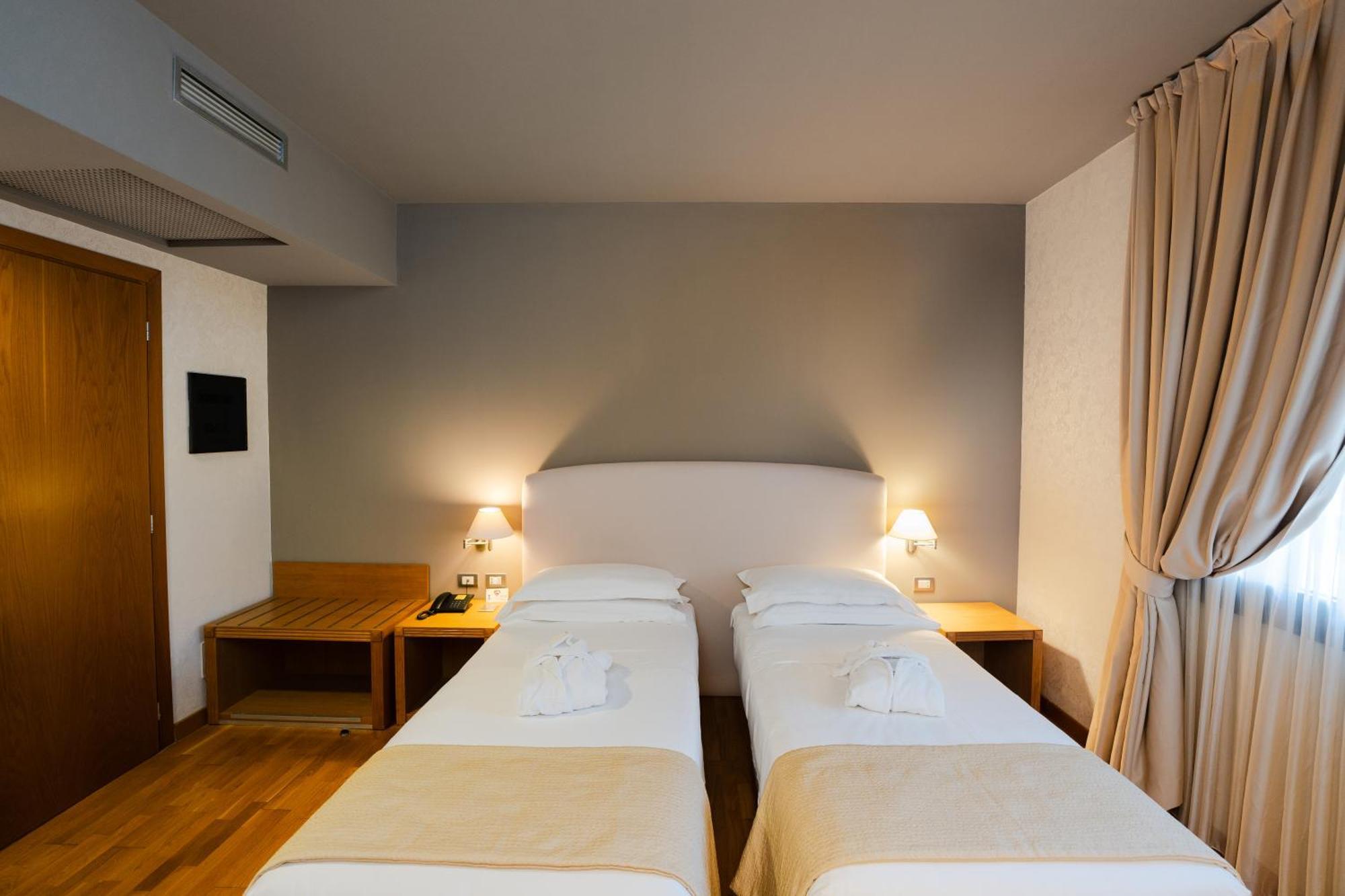 Hotel Touring Κάρπι Εξωτερικό φωτογραφία