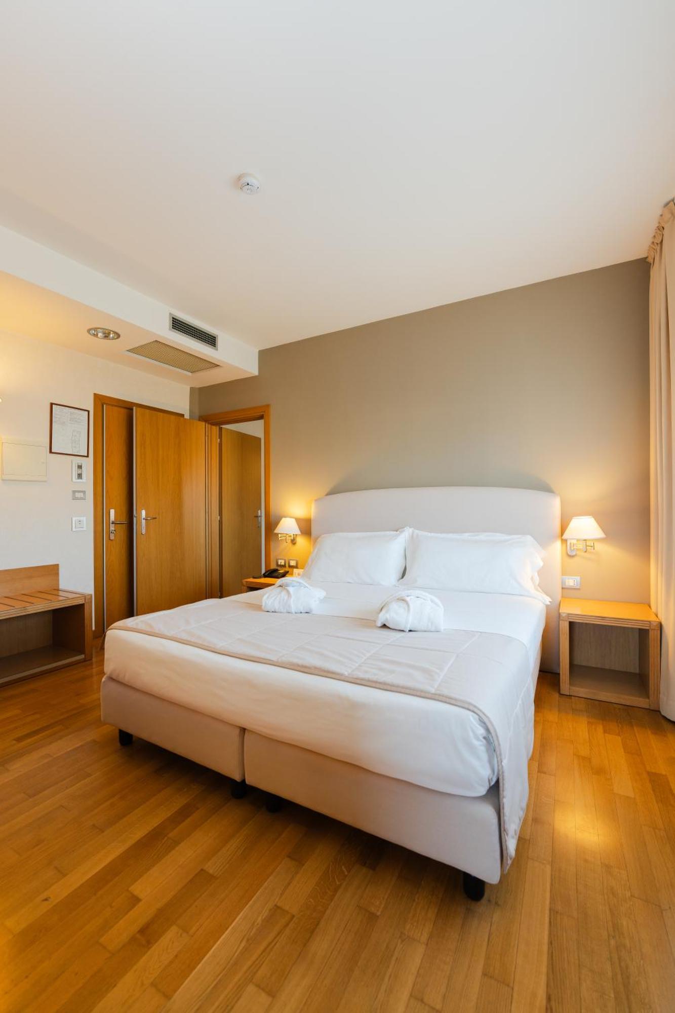 Hotel Touring Κάρπι Εξωτερικό φωτογραφία
